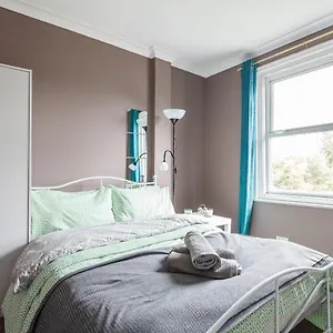 https://shirley-house-self-catering.tophotelsbath.com